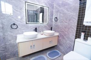 executive elegant wanderers rest three bedroom apartment with amazing city views, swimming pool ,gym and private ample parking space which offers not only comfortable but also luxurious lifestyle