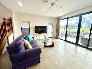 Modern 4BR 3Bath Duplex near Train Station Stylish Comfortable