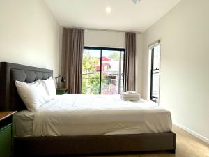 Modern 4BR 3Bath Duplex near Train Station Stylish Comfortable