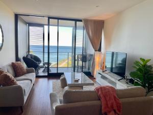 Luxury Couples Beachfront Escape - Newcastle Beach - Full Apartment