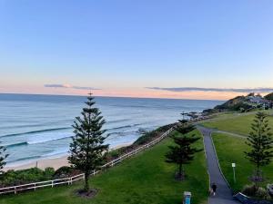 Luxury Couples Beachfront Escape - Newcastle Beach - Full Apartment