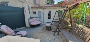 Small bedroom with kitchinette private garden 100 metres from sea