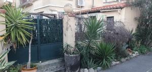 Small bedroom with kitchinette private garden 100 metres from sea