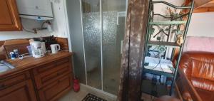 Small bedroom with kitchinette private garden 100 metres from sea