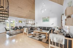 Large Holiday Home On 2 Levels, With Views Of Ringkøbing Fjord And Outdoor Wellness