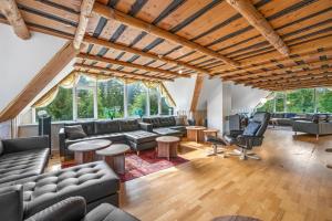 24 Person Pool House With Activity Room And 8 Bedrooms