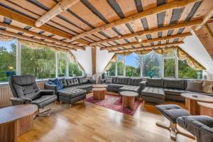 24 Person Pool House With Activity Room And 8 Bedrooms