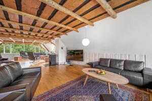 24 Person Pool House With Activity Room And 8 Bedrooms