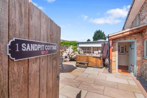Seven Space - Sandpit Cottage, 3 Bed Stay with Hot Tub