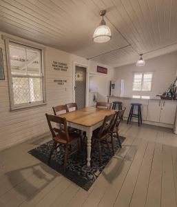 Oakmore Cottage Charming Old Vintage Queenslander - Central location
