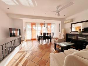 Charming duplex penthouse in Las Arenas beach