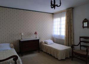 Vaste villa , piscine , garage pour vélos et motos , grand parking