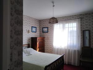 Vaste villa , piscine , garage pour vélos et motos , grand parking