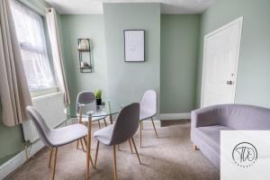 2BR House -Centrally Located - Parking