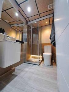 ACC Serrano aparcamiento cercano