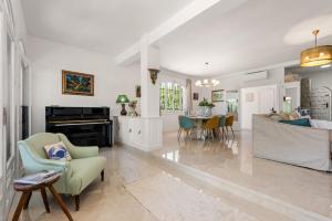 Villa Sophora, Luxury Getaway in Prime Location near Puerto Banus with heated pool