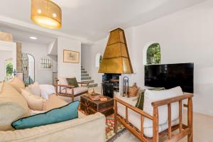 Villa Sophora, Luxury Getaway in Prime Location near Puerto Banus with heated pool