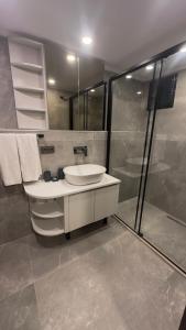 Lara Breeze Kundu Kanyon