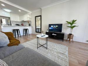 Lovely 2Bed Apt in the heart of CBD with parking