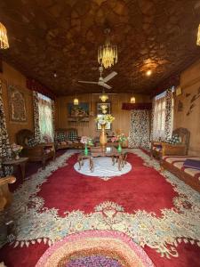 Houseboat Patloo Palace