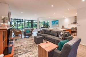 Baydream Believer - Lush Beachfront Resort Escape