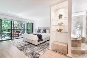 Baydream Believer - Lush Beachfront Resort Escape