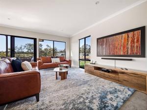 Lang Chalet - Vineyard Bliss on the Waterfront