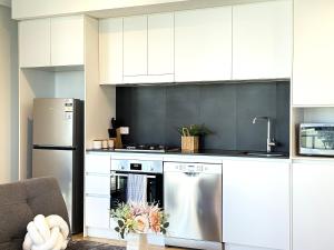 Modern Vibrant - 1BR Apt Pool&Gym Sauna BO31506-1