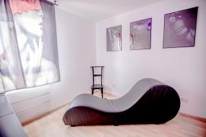LAtelier KUROI - Love Room BDSM - Balançoire, Banc de fessée, Cage, Croix, Tantra