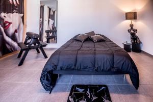 LAtelier KUROI - Love Room BDSM - Balançoire, Banc de fessée, Cage, Croix, Tantra