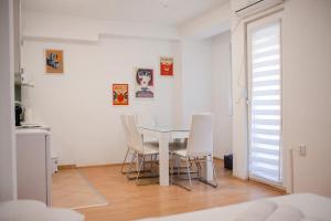 Lihnidos Home, Spacious Studio Neer Lake, WiFi, AC