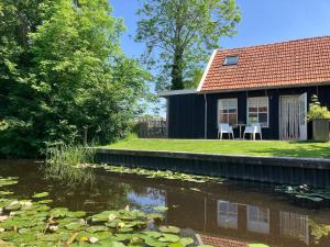 Knus Afke appartement aan het water in Jorwert