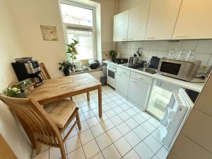 1 Zi Whg an der Universität zu Kiel-Alsenstrasse 17, perfekt auch als Schadenwohnung, eigener Parkplatz, große Wohnküche, Wlan, gemütlich möbliert, je 3 Min zur Universitätsklinik, Ostsee, Seebäder, City, Luxusfähren