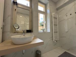 Modern Luxury Apartment with Garden