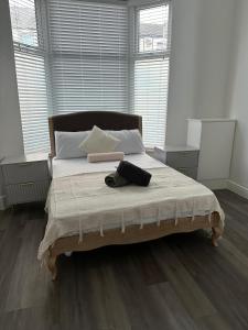 Spacious 4 Bedrooms House ,Sleeps 10, 5 Beds, Parking, WiFi