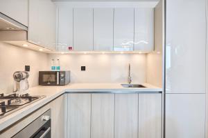 STAY BY LATINEM Luxury 2BR Holiday Home CC 911 Near Burj Khalifa