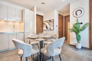 STAY BY LATINEM Luxury 2BR Holiday Home CC 911 Near Burj Khalifa