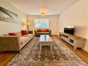 LuxoHaus Luxury 4 Bedroom Home By AltoLuxo Short Lets Serviced Accommodation With Free Wifi & Parking