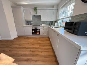 LuxoHaus Luxury 4 Bedroom Home By AltoLuxo Short Lets Serviced Accommodation With Parking