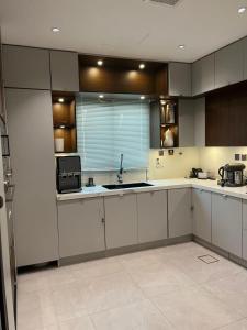 Luxurious Boho 3BR Apartment near Boulevard, Sleeps 9, Riyadh شقة فاخرة بوهيمية 3 غرف نوم بالقرب من البوليفارد, تناسب حتى 9 أشخاص, الرياض