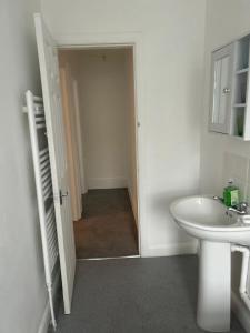 Contractor Family Friendly Modern Home Free Parking Sleeps 7