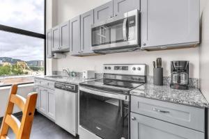 CozySuites Modern 1BR in Downtown Pitts #20
