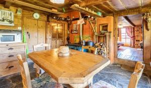 Chalet spacieux à Saint-Nicolas-la-Chapelle avec cheminée