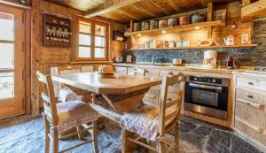 Chalet spacieux à Saint-Nicolas-la-Chapelle avec cheminée