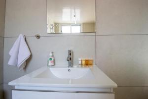 Sea View Stay 200m to Beach