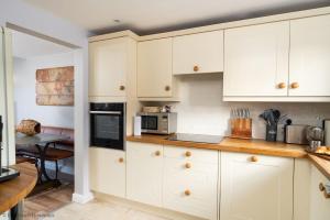 Dog friendly cottage with hot tub under 350 steps to dunes