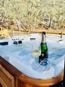 2 bed lodge with private hot tub in Aviemore