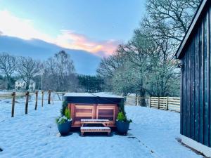 2 bed lodge with private hot tub in Aviemore