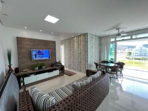 cód 125 - Apartamento amplo, a 80 metros do mar