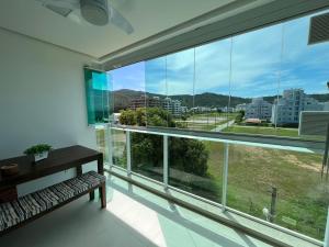 cód 125 - Apartamento amplo, a 80 metros do mar